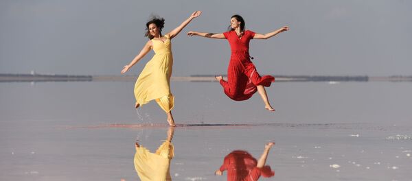 Модели демонстрируют одежду в рамках показа на озере Сасык-Сиваш под Евпаторией. - Sputnik Узбекистан