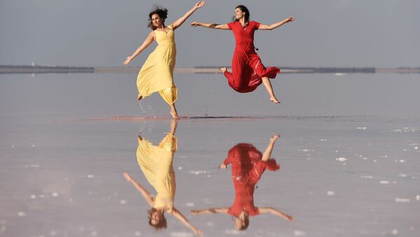 Модели демонстрируют одежду в рамках показа на озере Сасык-Сиваш под Евпаторией. - Sputnik Узбекистан