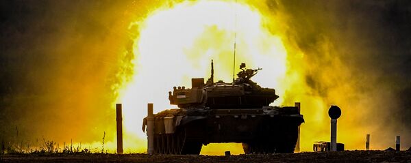 Танк Т-72 команды военнослужащих Узбекистана во время соревнований танковых экипажей в рамках конкурса Танковый биатлон-2020 на полигоне Алабино Танк Т-72 команды военнослужащих Узбекистана во время соревнований танковых экипажей в рамках конкурса Танковый биатлон-2020 на полигоне Алабино - Sputnik Ўзбекистон