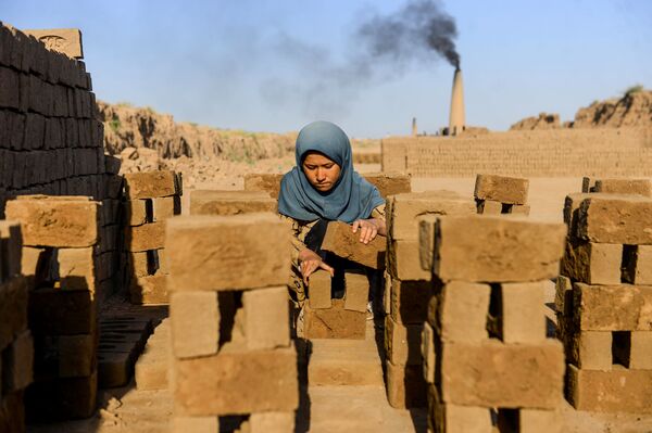 Девушка во время работы в Герате, Афганистан. - Sputnik Узбекистан