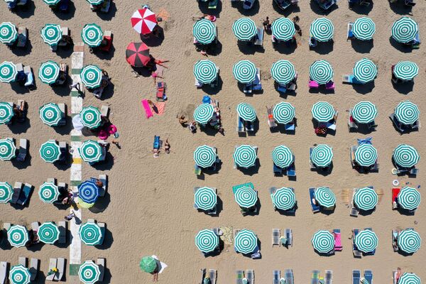 Зонтики на пляже в Албании. - Sputnik Узбекистан