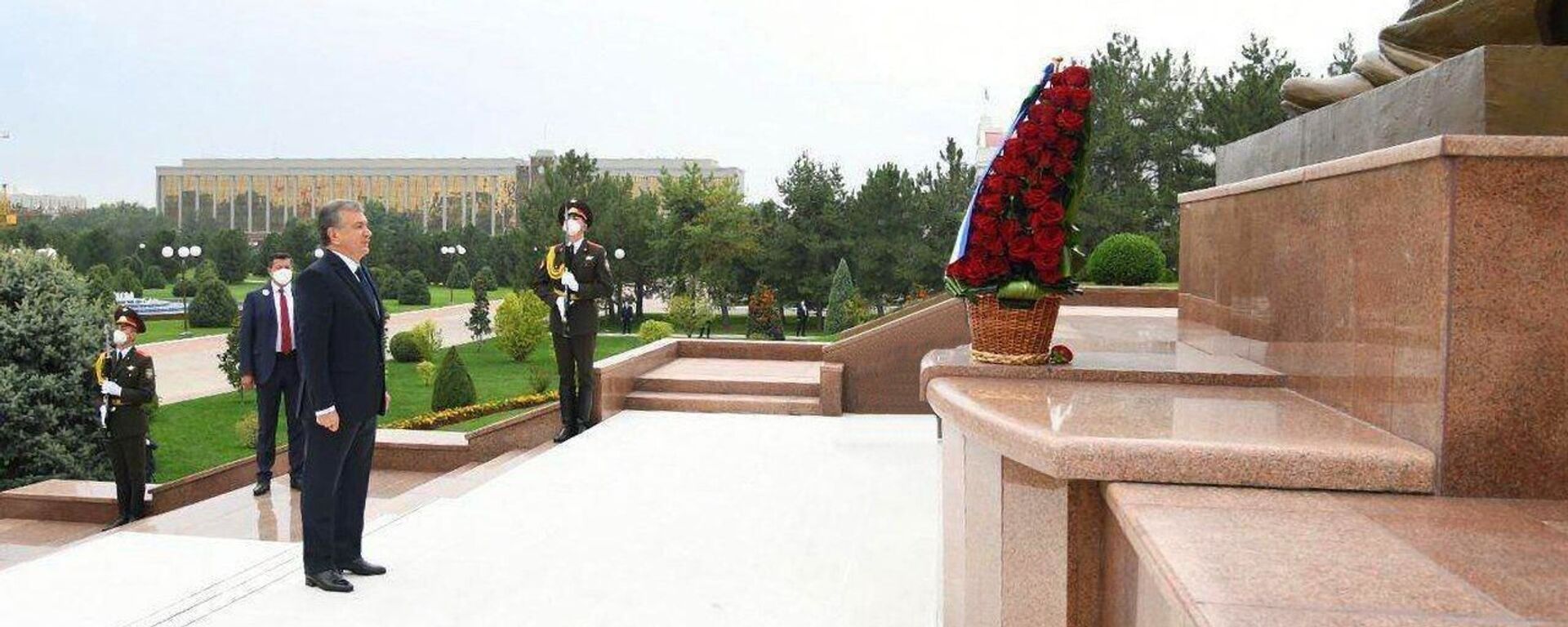 Prezident Shavkat Mirziyoyev vozlojil sveti k podnojiyu Monumenta nezavisimosti i gumanizma. - Sputnik O‘zbekiston, 1920, 31.08.2020