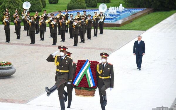 Президент Шавкат Мирзиёев возложил цветы к подножию Монумента независимости и гуманизма. - Sputnik Узбекистан