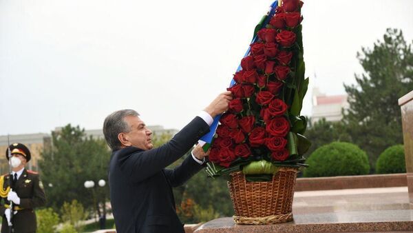 Президент Шавкат Мирзиёев возложил цветы к подножию Монумента независимости и гуманизма - Sputnik Узбекистан