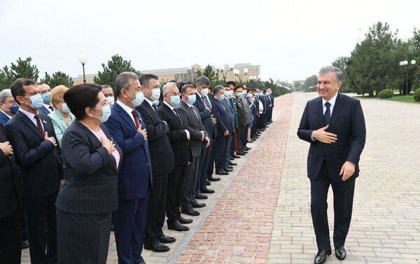 Президент Шавкат Мирзиёев возложил цветы к подножию Монумента независимости и гуманизма - Sputnik Узбекистан