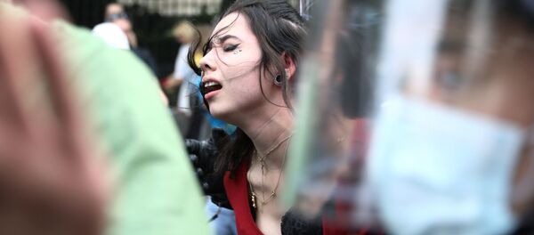 Участники протеста против ограничений из-за COVID-19 в Берлине  - Sputnik Узбекистан