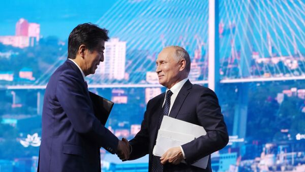 Президент РФ Владимир Путин и премьер-министр Японии Синдзо Абэ (слева) после окончания пленарного заседания V Восточного экономического форума – 2019 - Sputnik Узбекистан