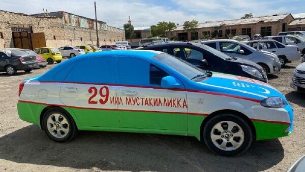 Водитель в Бухаре раскрасил авто в цвета национального флага - фото - Sputnik Ўзбекистон