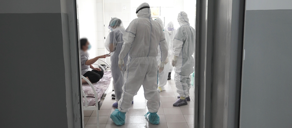 Российские врачи посетили клинику в Намангане, где лечат пациентов с коронавирусом - Sputnik Узбекистан