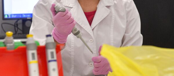 Сотрудница лаборатории проводит испытания вакцины от COVID-19 в центре Гамалеи - Sputnik Узбекистан