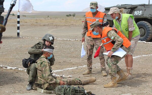 Этап Командное первенство в рамках соревнований по военно-медицинскому многоборью Военно-медицинская эстафета - Sputnik Узбекистан