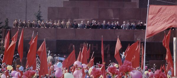 Праздничная демонстрация на Красной площади в День международной солидарности трудящихся. На трибуне Мавзолея В.И. Ленина - члены Политбюро ЦК КПСС, члены правительства СССР, советские военачальники и зарубежные гости. Праздничная демонстрация на Красной площади в День международной солидарности трудящихся. На трибуне Мавзолея В.И. Ленина - члены Политбюро ЦК КПСС, члены правительства СССР, советские военачальники и зарубежные гости. - Sputnik Узбекистан