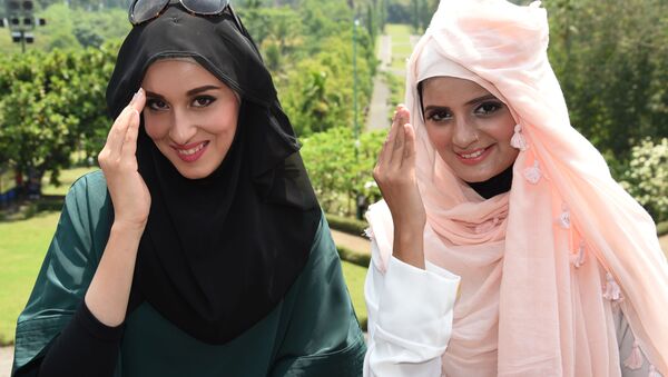 Финалистки конкурса красоты World Muslimah Awards в Индонезии  - Sputnik Узбекистан