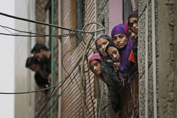 Индийские мусульманские женщины смотрят в окно в Нью-Дели, Индия - Sputnik Узбекистан