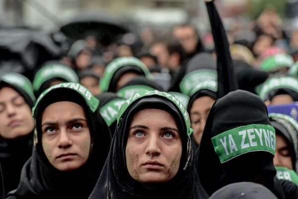 Турецкие шиитские женщины принимают участие в шествии по случаю шиитского религиозного праздника Ашура в Стамбуле, Турция - Sputnik Узбекистан