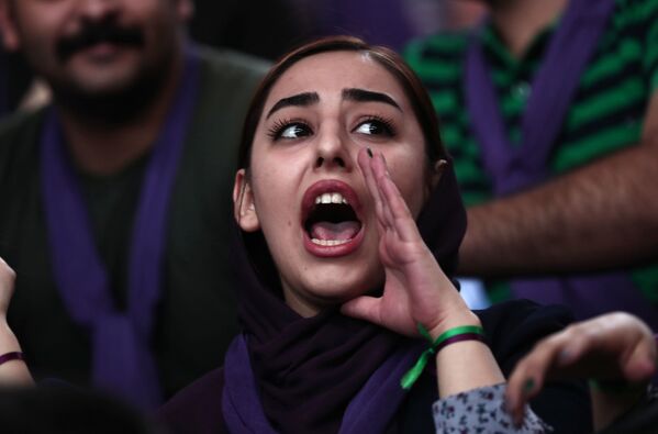 Сторонница президента Ирана и кандидата в президенты Хасана Рухани выкрикивает лозунги во время предвыборной кампании в Зенджане, Иран - Sputnik Узбекистан
