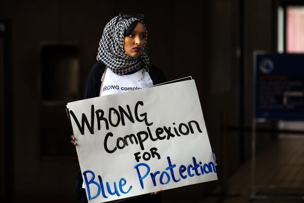 Девушка-мусульманка на акции протеста в Миннеаполисе, США - Sputnik Узбекистан