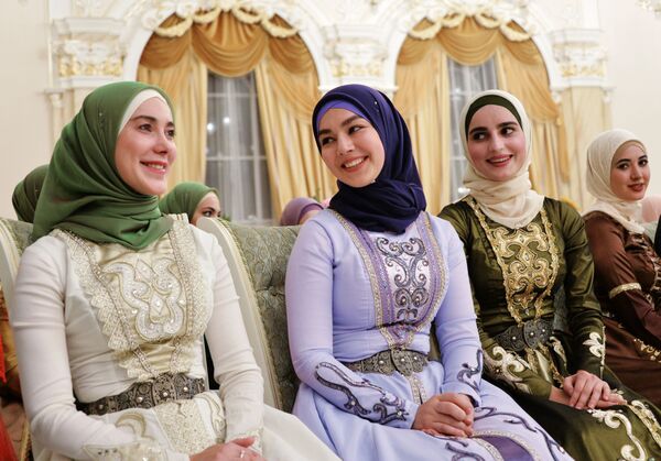 Участницы торжественного вечера, посвященного празднованию Дня чеченской женщины, в Грозном, Чечня - Sputnik Узбекистан