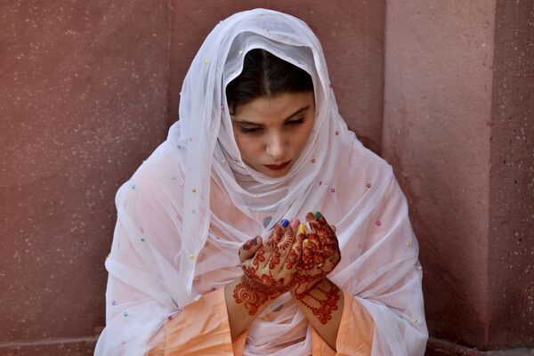 Девушка во время молитвы в Пакистане  - Sputnik Узбекистан