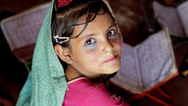 Девочка в лагере Балукали около города Кокс Базар в Бангладеш, где живут беженцы рохинджа - Sputnik Узбекистан