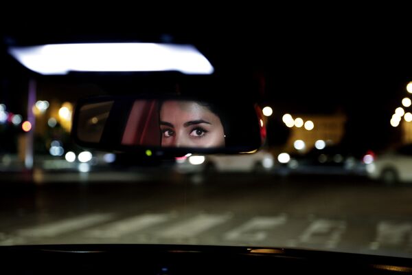 Глаза девушки в зеркале заднего вида машины в Саудовской Аравии  - Sputnik Узбекистан