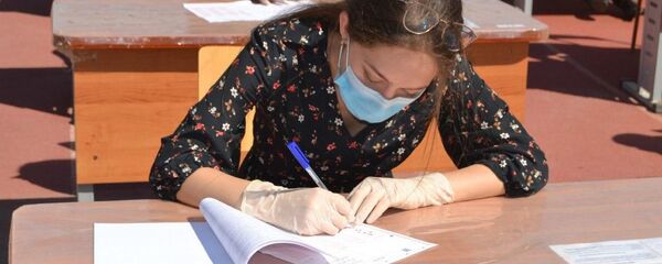 Абитуриенты готовятся сдавать вступительные экзамены - Sputnik Ўзбекистон