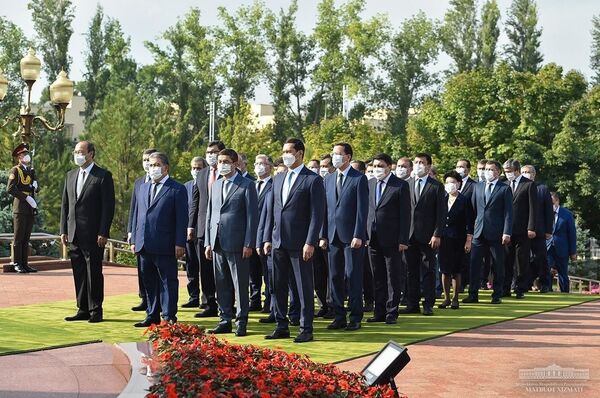 Шавкат Мирзиёев почтил память Ислама Каримова - Sputnik Узбекистан