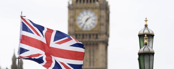 Флаг Великобритании на фоне Вестминстерского дворца в Лондоне - Sputnik Узбекистан