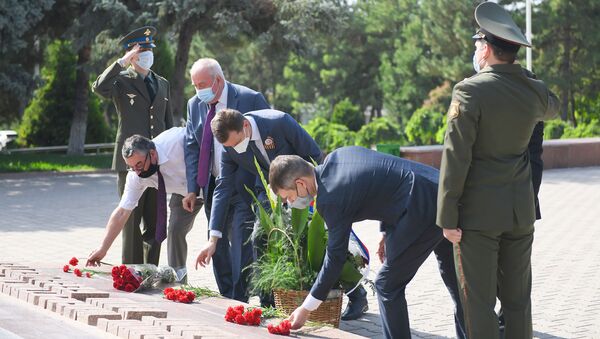 Церемония возложения цветов в мемориальном комплексе Братские могилы - Sputnik Узбекистан