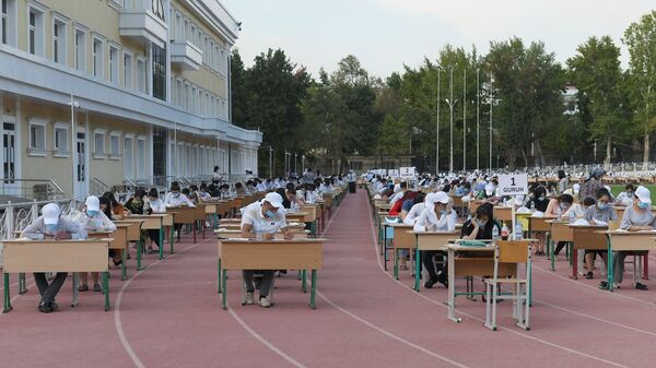 Ураева: абитуриенты умудряются проносить на экзамен гаджеты — таких удаляем - Sputnik Узбекистан