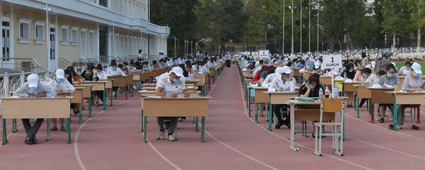 Абитуриенты сдают вступительные экзамены на стадионе Пахтакор - Sputnik Узбекистан