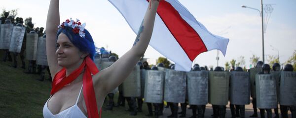 Участница акции протеста оппозиции в Минске Участница акции протеста оппозиции в Минске - Sputnik Ўзбекистон