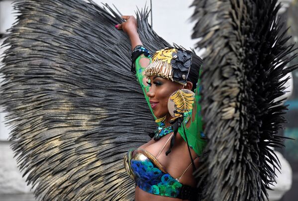Карибская танцовщица во время представления первого в истории цифрового карнавала в Ноттинг-Хилле. - Sputnik Узбекистан