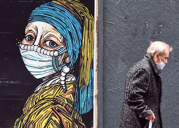 Граффити с изображением девушки с картины Яна Вермеера Девушка с жемчужной сережкой в медицинской маске. - Sputnik Узбекистан