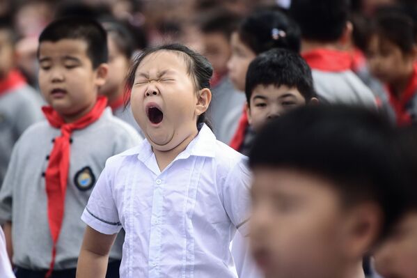 Ребенок зевает в первый день школы в Китае. - Sputnik Узбекистан