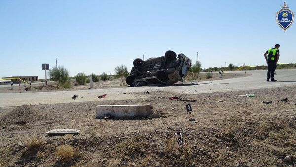 Трагедия по дороге на свадьбу: в Бухаре перевернулся автомобиль Трагедия по дороге на свадьбу: в Бухаре перевернулся автомобиль - Sputnik Узбекистан