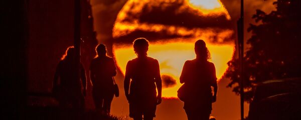 Прохожие на одной из улиц в Москве - Sputnik Узбекистан