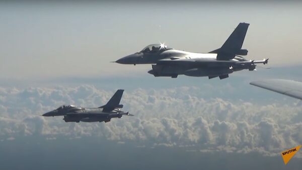 Мешают отрабатывать авиаудары: в США возмущены перехватами своих B-52 российскими истребителями - Sputnik Узбекистан