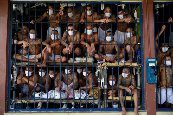 Члены банды в камере тюрьмы Quezaltepeque в Сальвадоре  - Sputnik Узбекистан