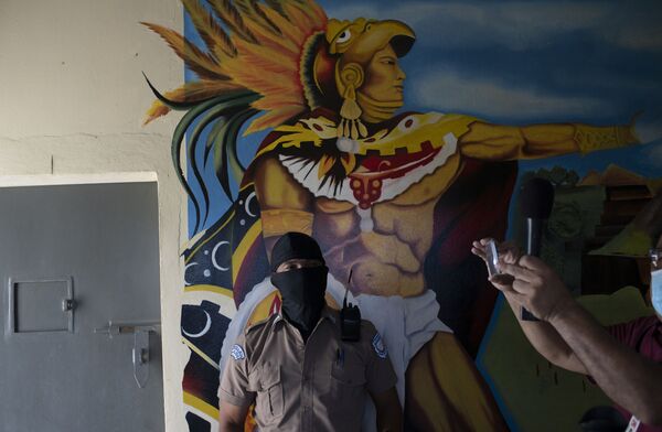Охрана напротив граффити в тюрьме Quezaltepeque, Сальвадор  - Sputnik Узбекистан
