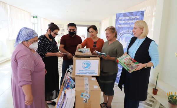 РЦНК передал школе Ташкентской области книги по русской литературе - Sputnik Узбекистан