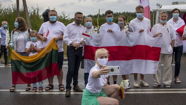 Участники акции в Литве в знак солидарности с протестами в Беларуси - Sputnik Узбекистан
