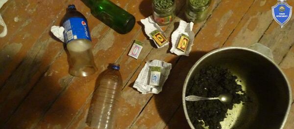 Сотрудники УВД г. Чирчик изъяли 5,7 кг марихуанны Сотрудники УВД г. Чирчик изъяли 5,7 кг марихуанны - Sputnik Ўзбекистон