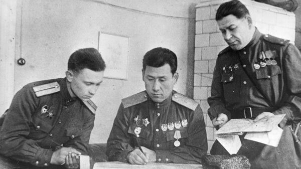 Генерал-майор Сабир Рахимов (в центре) и командующий артиллерией полковник Руденко разрабатывают план операции на подходах к городу Грудзендзу - Sputnik Узбекистан