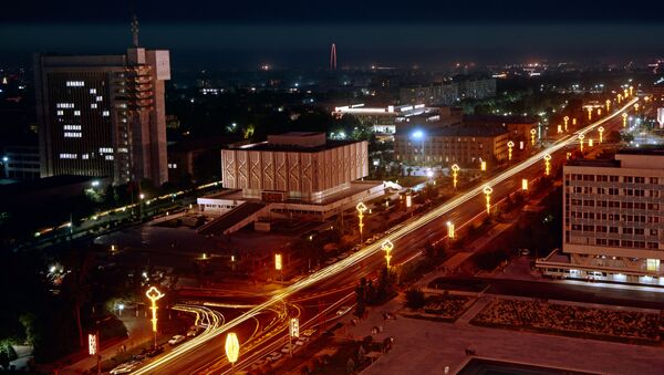 Центральная магистраль города - проспект имени В.И. Ленина вечером. - Sputnik Узбекистан