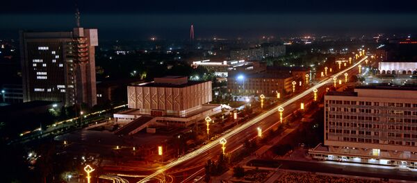 Центральная магистраль города - проспект имени В.И. Ленина вечером. - Sputnik Узбекистан