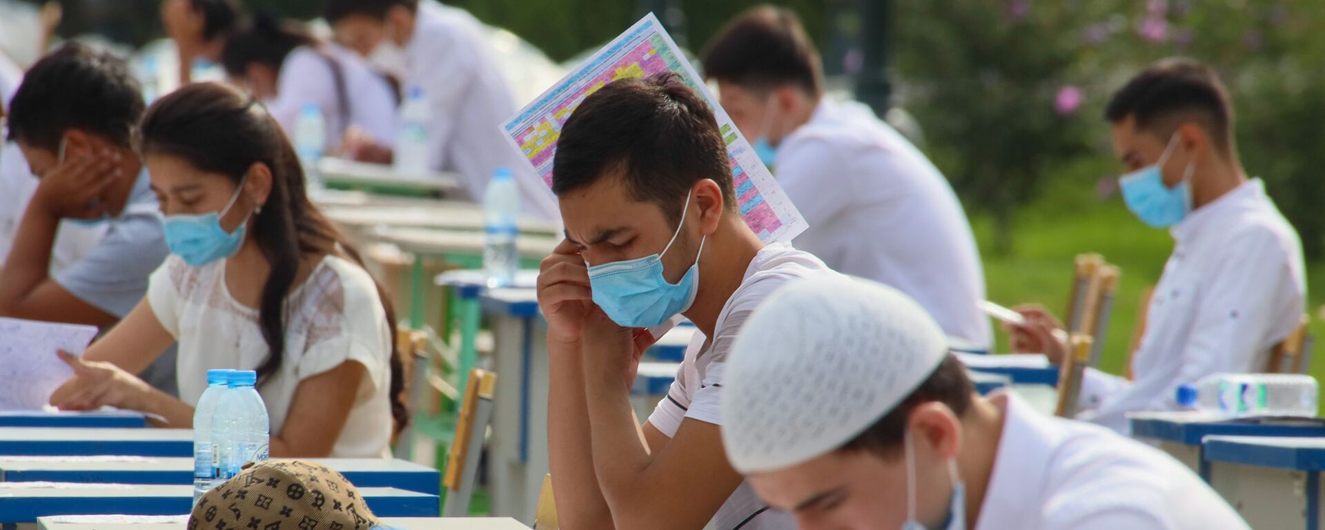 Узбекские студенты сдают вступительные экзамены под открытым небом в Ташкенте - Sputnik Ўзбекистон, 1920, 02.11.2021