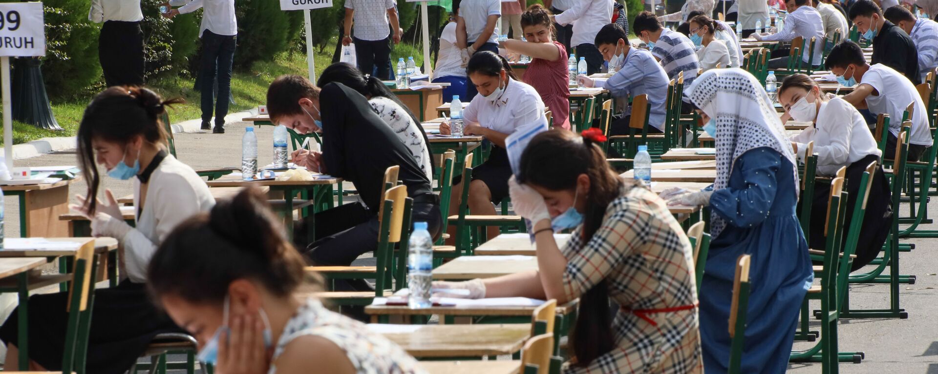 Узбекские студенты сдают вступительные экзамены под открытым небом в Ташкенте - Sputnik Узбекистан, 1920, 03.08.2021