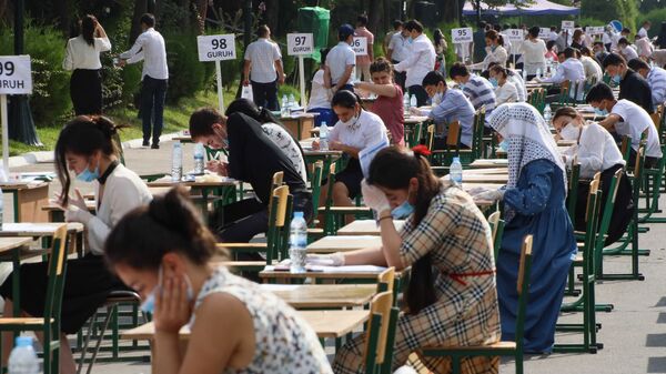 Узбекские студенты сдают вступительные экзамены под открытым небом в Ташкенте - Sputnik Узбекистан