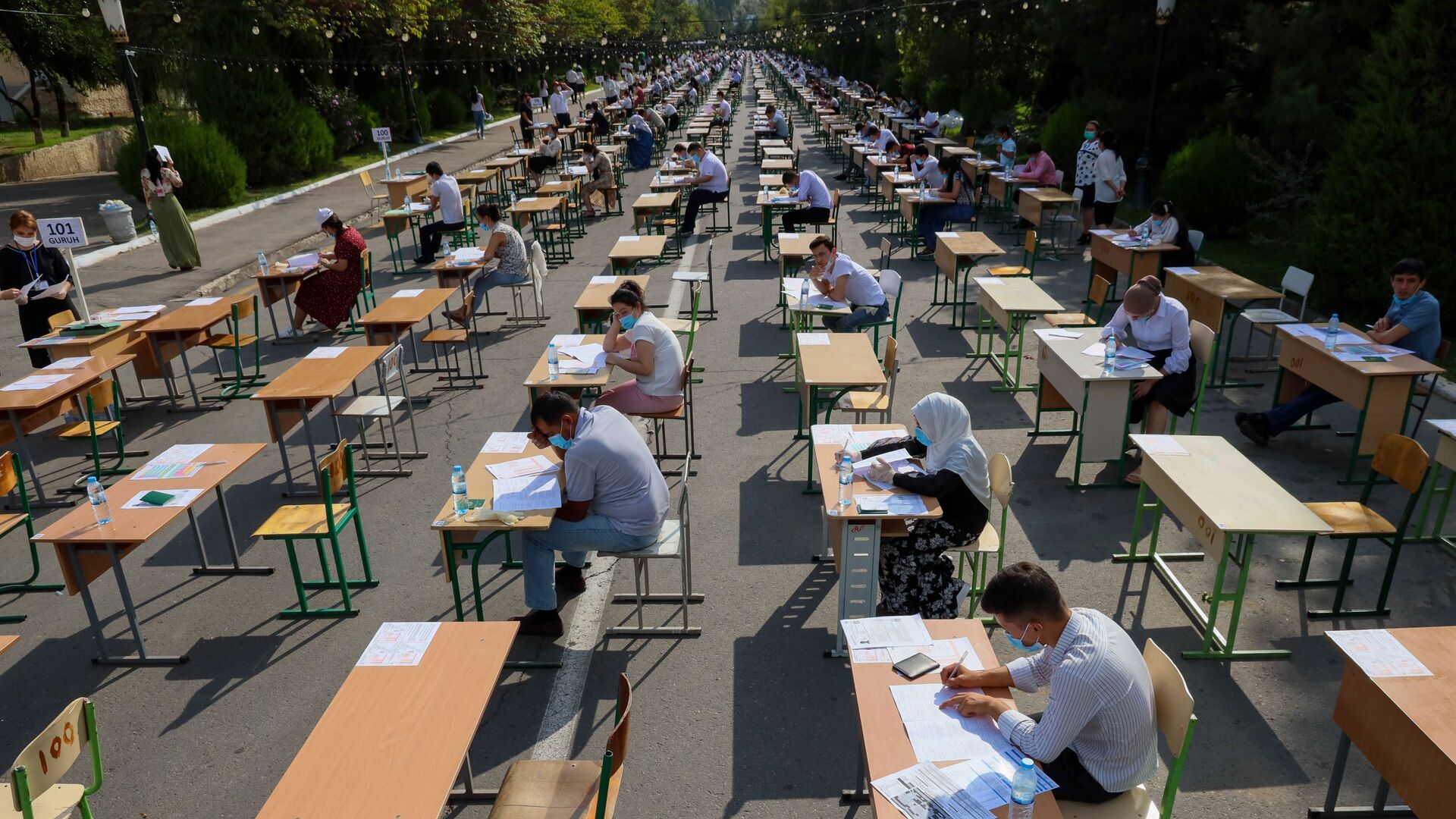 Узбекские студенты сдают вступительные экзамены под открытым небом в Ташкенте - Sputnik Ўзбекистон, 1920, 25.04.2022